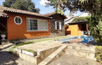 Imagem: A casa possui 3 Dormitórios, 4 Banheiros, 5 Vagas na garagem