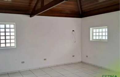 Imagem: A casa possui 3 Dormitórios, 2 Banheiros, 2 Vagas na garagem