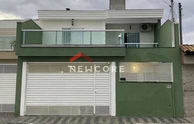 Imagem: A casa possui 3 Dormitórios, 4 Banheiros, 3 Vagas na garagem