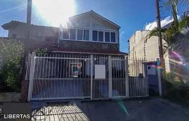 Imagem: A casa possui 3 Dormitórios, 2 Banheiros, 3 Vagas na garagem