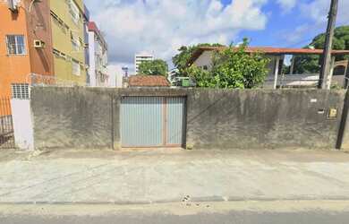 Imagem: A casa possui 2 Dormitórios, 2 Banheiros, 2 Vagas na garagem