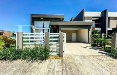 Imagem: A casa possui 3 Dormitórios, 2 Banheiros, 2 Vagas na garagem