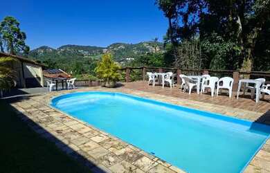 Imagem: A casa possui 3 Dormitórios, Acomodam 10 pessoas e 3 Vagas