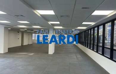 Imagem: O depósito possui 4 Vagas na garagem, 563m² de Área e está