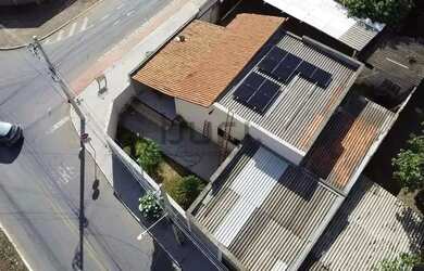 Imagem: A casa possui 3 Dormitórios, 2 Banheiros, 4 Vagas na garagem