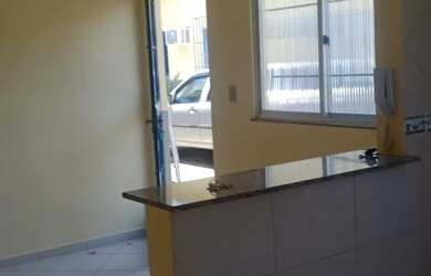 Imagem: A casa possui 1 Dormitório, 1 Banheiro, 1 Vaga na garagem e