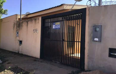 Imagem: A casa possui 2 Dormitórios, 1 Banheiro, 1 Vaga na garagem