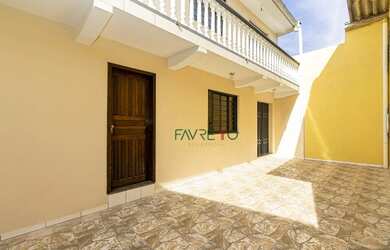 Imagem: A casa possui 3 Dormitórios, 1 Banheiro, 2 Vagas na garagem