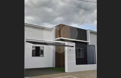 Imagem: A casa possui 1 Dormitório, 2 Banheiros, 2 Vagas na garagem