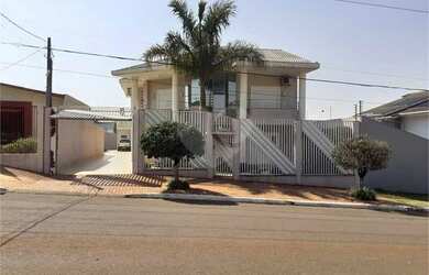 Imagem: A casa possui 4 Dormitórios, 4 Banheiros, 4 Vagas na garagem