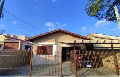 Imagem: A casa possui 2 Dormitórios, 2 Banheiros, 2 Vagas na garagem