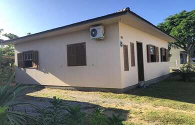 Imagem 9: Casa para venda possui 160 metros quadrados com 5 quartos em Centro - Garopaba - SC