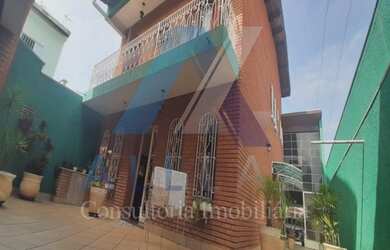 Imagem: A casa possui 3 Dormitórios, 4 Banheiros, 3 Vagas na garagem