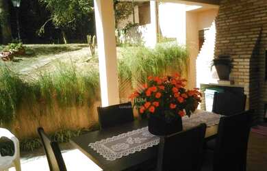 Imagem: A casa possui 4 Dormitórios, 5 Banheiros, 5 Vagas na garagem