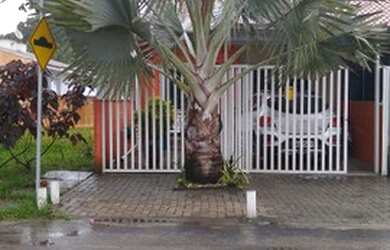 Imagem: A casa possui 2 Dormitórios, 1 Banheiro, 2 Vagas na garagem