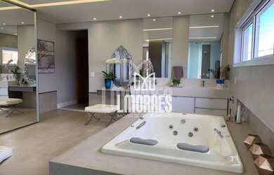 Imagem: A casa possui 5 Dormitórios, 5 Banheiros, 4 Vagas na garagem