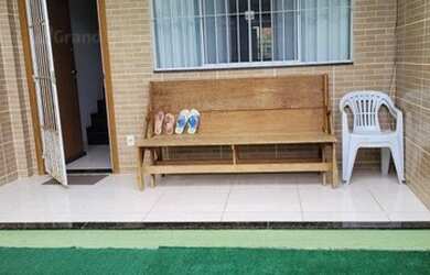 Imagem: A casa e possui 2 Dormitórios, 1 Banheiro, 2 Vagas na garagem