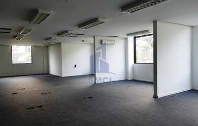 Imagem: O depósito possui 5 Vagas na garagem, 175m² de Área e está