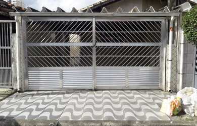 Imagem: A casa possui 2 Dormitórios, 2 Banheiros, 2 Vagas na garagem