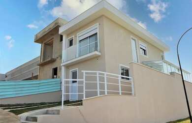 Imagem: A casa possui 3 Dormitórios, 3 Banheiros, 2 Vagas na garagem