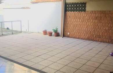 Imagem: A casa possui 3 Dormitórios, 4 Banheiros, 3 Vagas na garagem