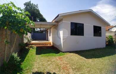 Imagem: A casa possui 3 Dormitórios, 1 Banheiro, 3 Vagas na garagem