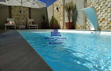 Imagem: A casa possui 4 Dormitórios, 5 Banheiros, 2 Vagas na garagem