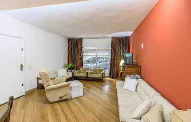 Imagem: A casa possui 3 Dormitórios, 5 Banheiros, 2 Vagas na garagem