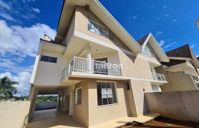 Imagem: A casa possui 3 Dormitórios, 3 Banheiros, 4 Vagas na garagem