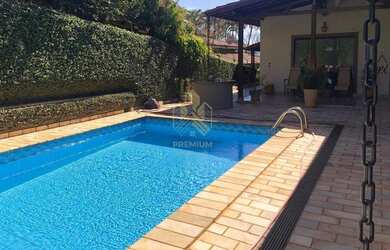 Imagem: A casa possui 4 Dormitórios, 3 Banheiros, 3 Vagas na garagem