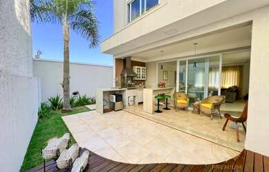 Imagem: A casa possui 3 Dormitórios, 4 Banheiros, 2 Vagas na garagem