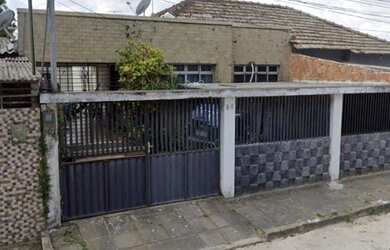 Imagem: A casa possui 4 Dormitórios, 3 Banheiros, 2 Vagas na garagem