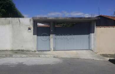 Imagem: A casa possui 3 Dormitórios, 2 Banheiros, 5 Vagas na garagem