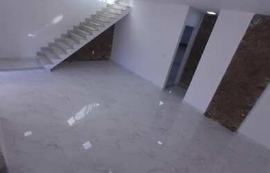 Imagem: A casa possui 4 Dormitórios, 5 Banheiros, 4 Vagas na garagem