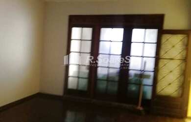 Imagem: A casa possui 5 Dormitórios, 5 Banheiros, 2 Vagas na garagem