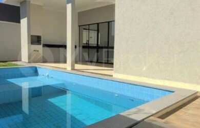 Imagem: A casa possui 3 Dormitórios, 3 Banheiros, 2 Vagas na garagem