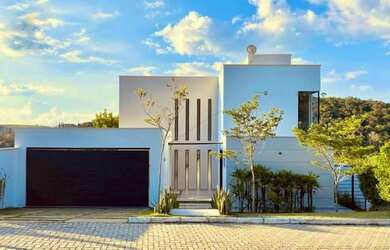 Imagem: A casa possui 4 Dormitórios, 4 Banheiros, 4 Vagas na garagem