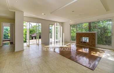 Imagem: A casa em condomínio possui 4 Dormitórios, 5 Banheiros, 4