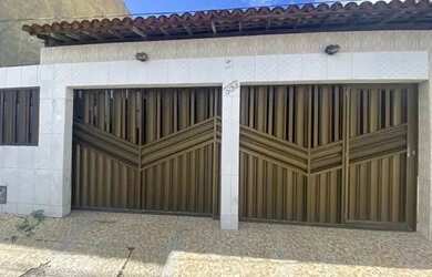 Imagem: A casa possui 3 Dormitórios, 3 Banheiros e 3 Vagas na garagem