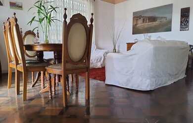 Imagem: A casa possui 3 Dormitórios, 3 Banheiros, 4 Vagas na garagem