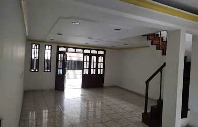 Imagem: A casa possui 4 Dormitórios, 3 Banheiros, 2 Vagas na garagem