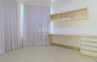 Imagem: A casa possui 4 Dormitórios, 5 Banheiros, 5 Vagas na garagem