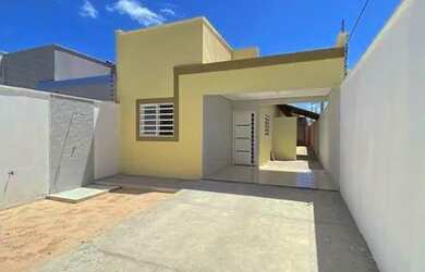 Imagem: A casa possui 3 Dormitórios, 2 Banheiros, 2 Vagas na garagem