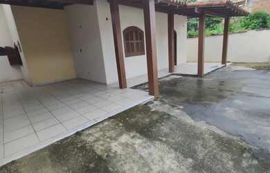 Imagem: A casa possui 4 Dormitórios, 2 Banheiros, 2 Vagas na garagem