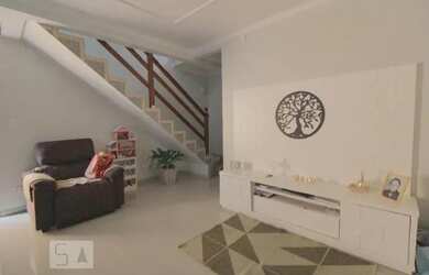 Imagem: A casa possui 3 Dormitórios, 2 Banheiros, 3 Vagas na garagem