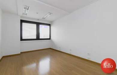 Imagem: O depósito possui 3 Vagas na garagem e 92m² de Área e está