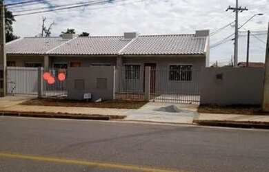 Imagem: A casa possui 2 Dormitórios, 1 Banheiro, 1 Vaga na garagem