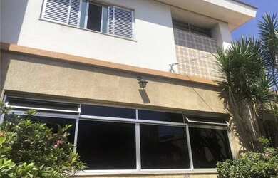 Imagem: A casa possui 3 Dormitórios, 4 Banheiros, 4 Vagas na garagem