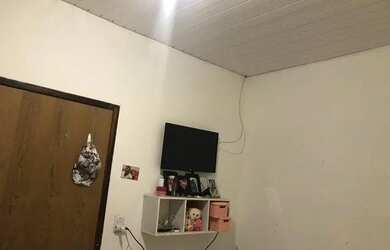 Imagem: A casa possui 2 Dormitórios, 1 Banheiro e 1 Vaga na garagem