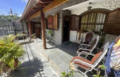 Imagem: A casa possui 4 Dormitórios, 1 Banheiro e 183m² de Área e